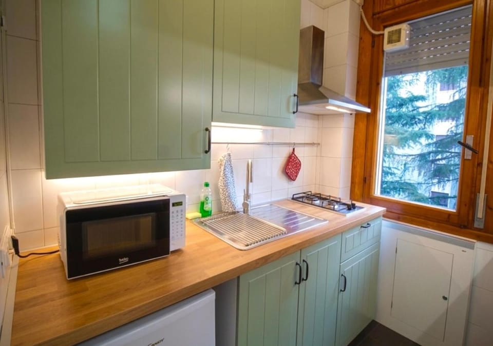 Coffee/tea facilities, Kitchen or kitchenette, stove