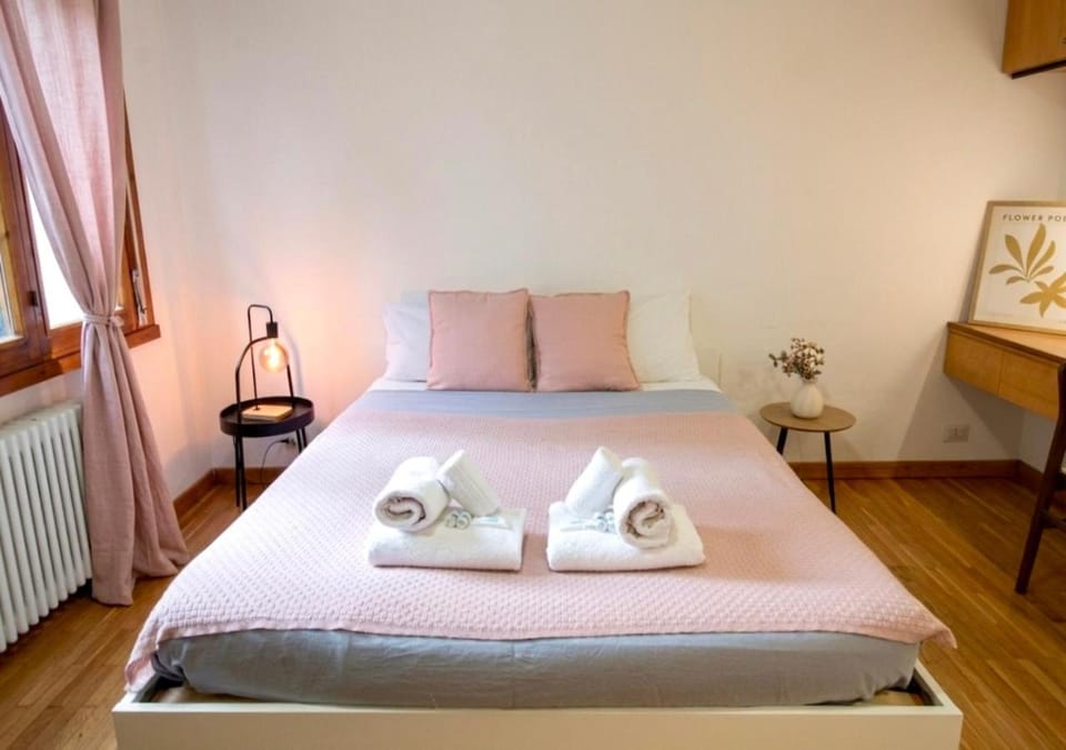 Bed, Photo of the whole room, Bedroom, internet, towels