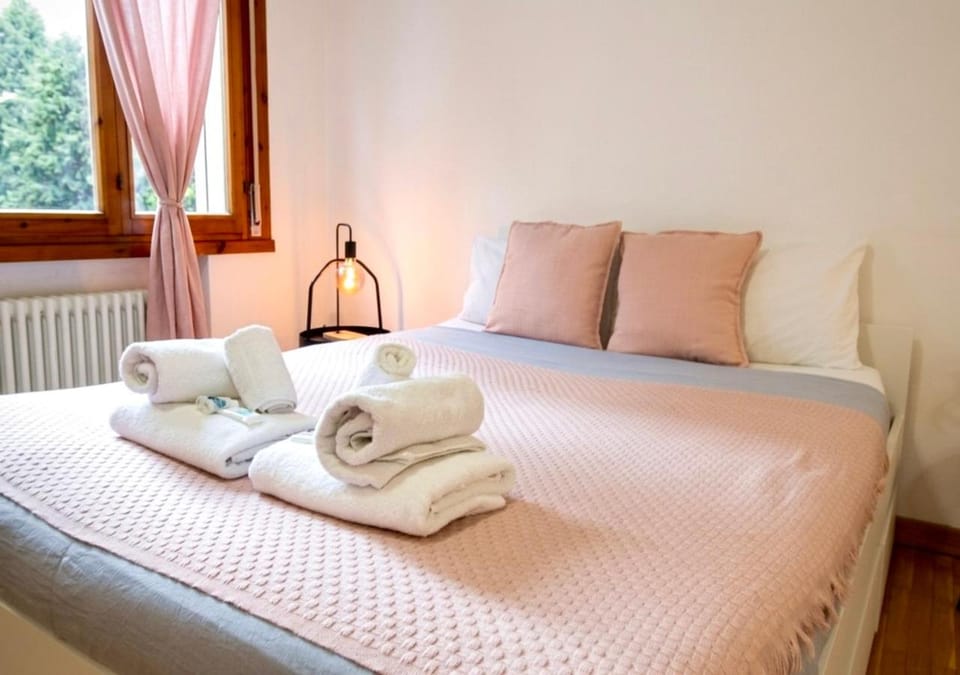 Bed, Photo of the whole room, Bedroom, internet, towels