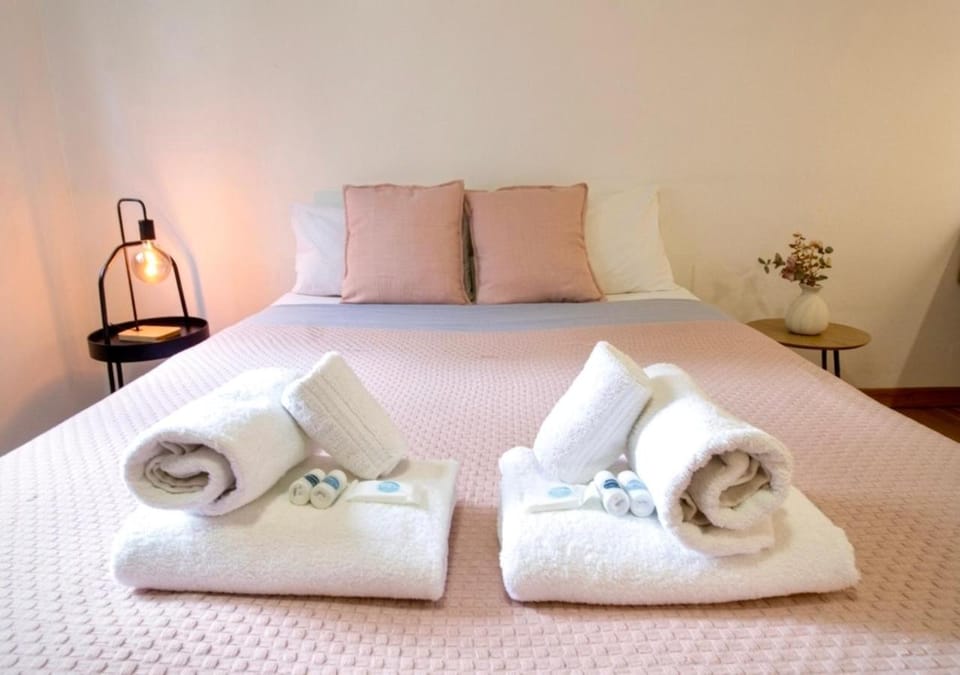 Bed, Photo of the whole room, Bedroom, towels