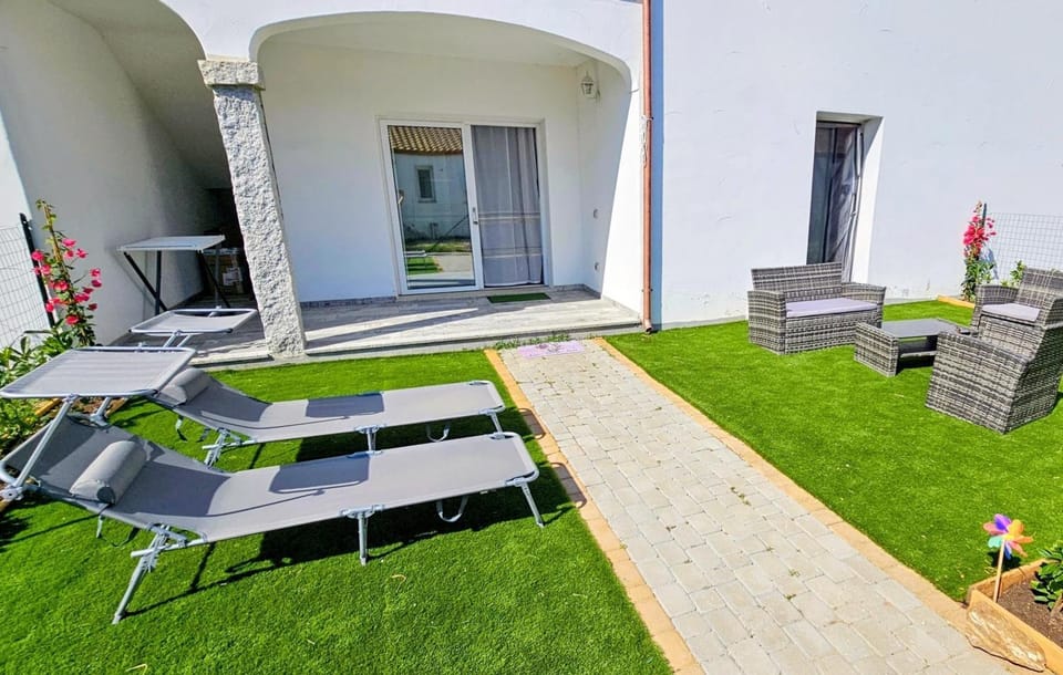 Property building, Garden, sunbed