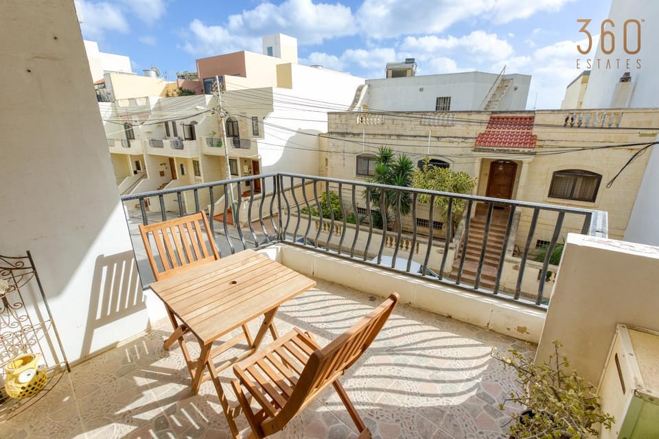 Property building, Patio, Balcony/Terrace, Dining area, City view