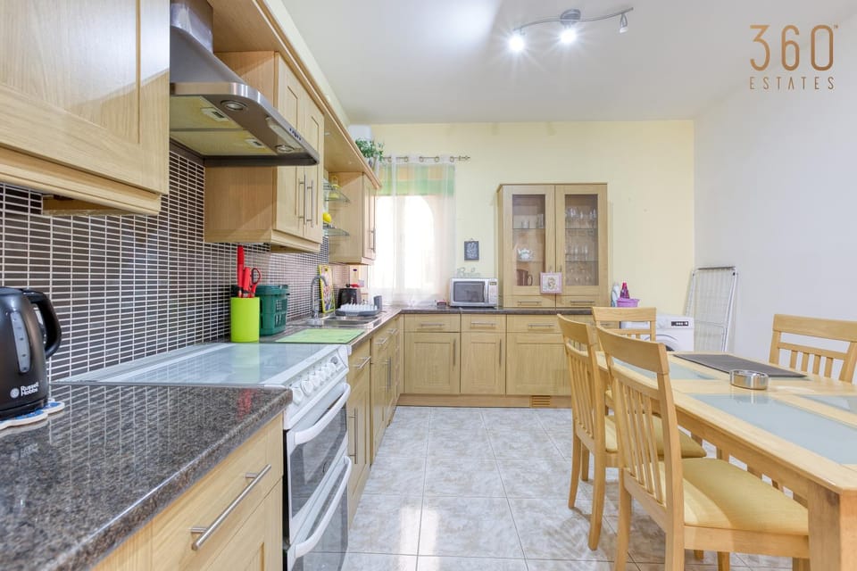 Kitchen or kitchenette, Dining area, dishwasher, minibar, stove, toaster