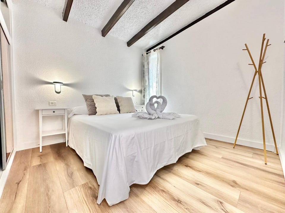 Bed, Bedroom, towels