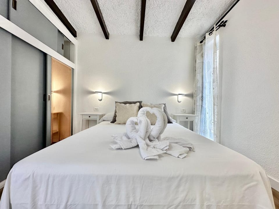 Bed, Bedroom, towels, wardrobe