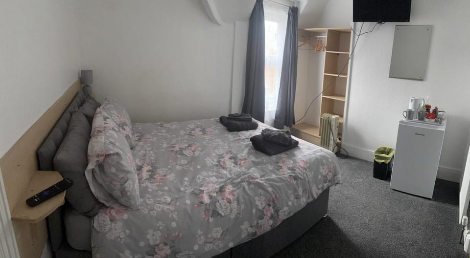 Photo of the whole room, Bedroom, wardrobe