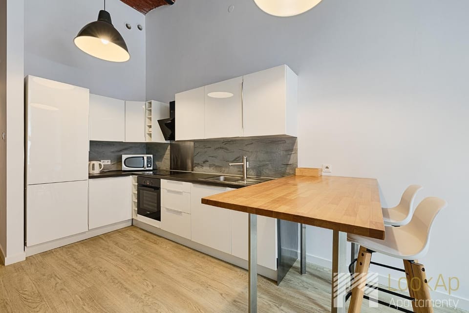 Kitchen or kitchenette, Dining area, oven
