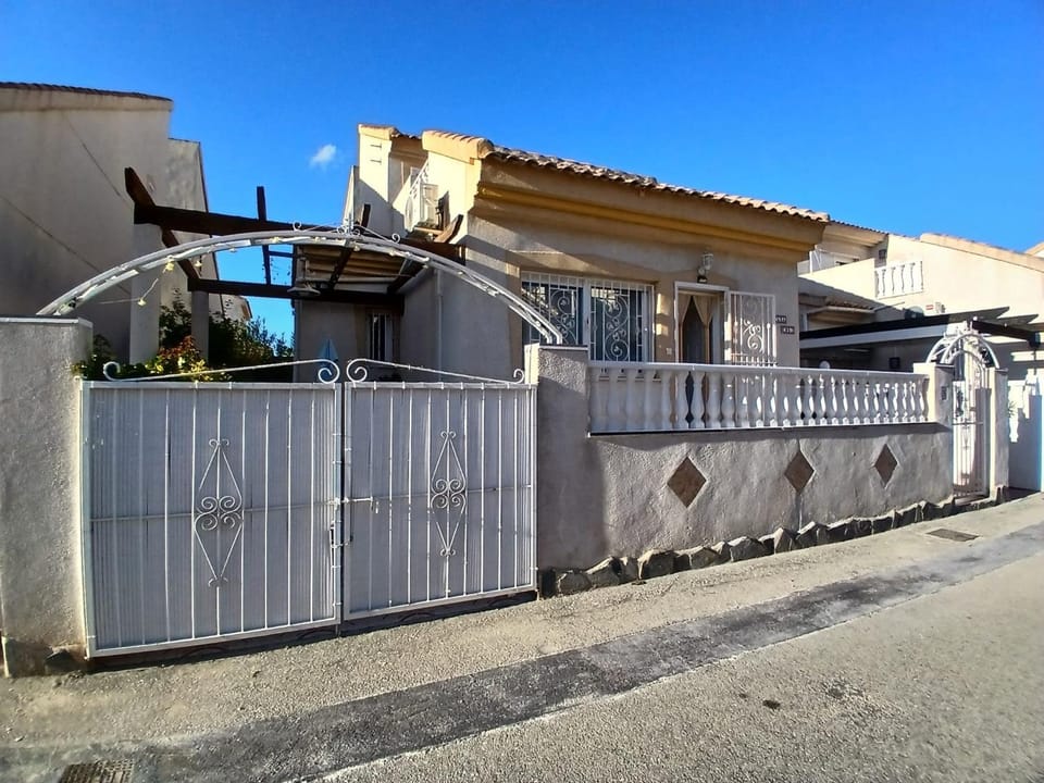 Detached Villa Ciudad Quesada, Fully AC, Pool House in Vega Baja del Segura