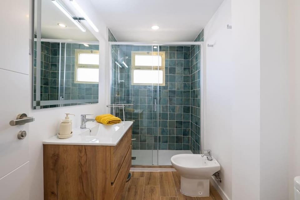 Shower, Toilet, Bathroom, bidet, towels