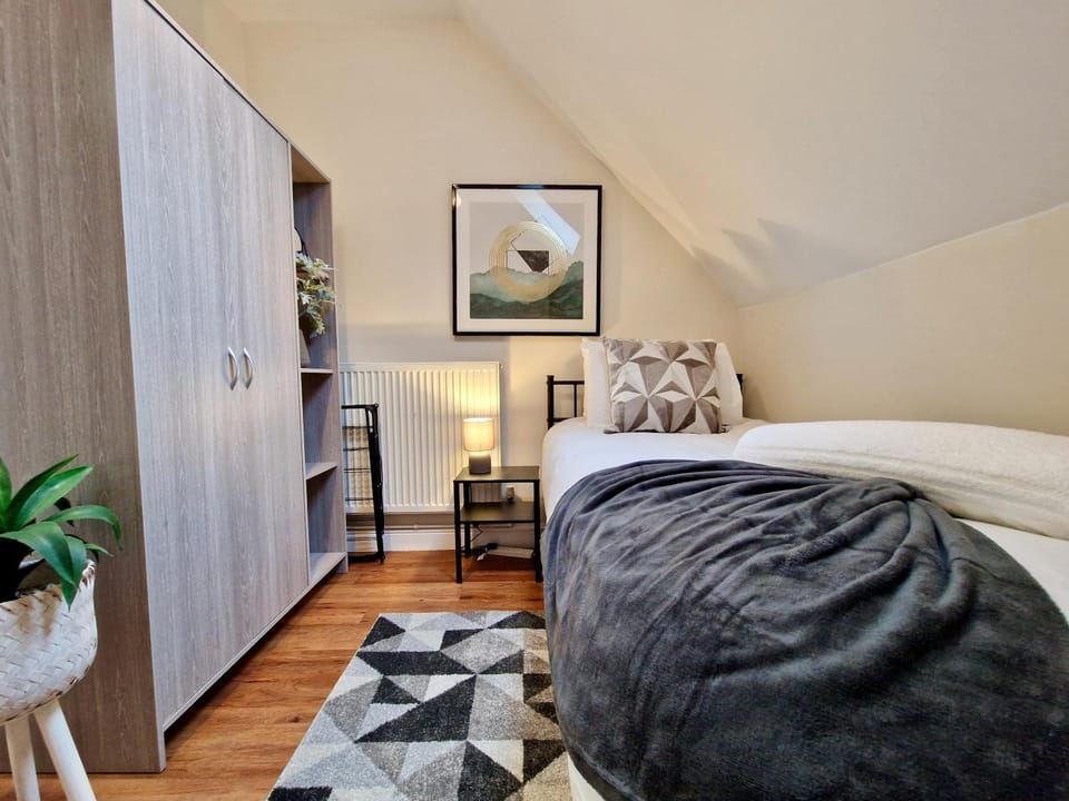 Chic Luxury Serviced Apartment next to City Centre with Free Parking - Contractors & Relocators Apartment in Coventry