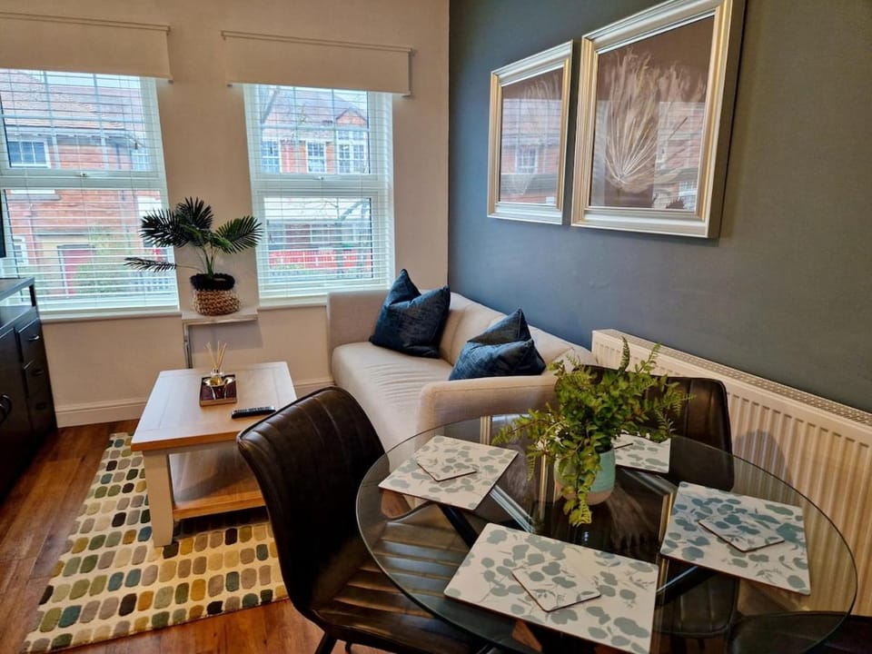 Chic Spacious Serviced Apartment next to City Centre with Free Parking - Contractors & Relocators House in Coventry