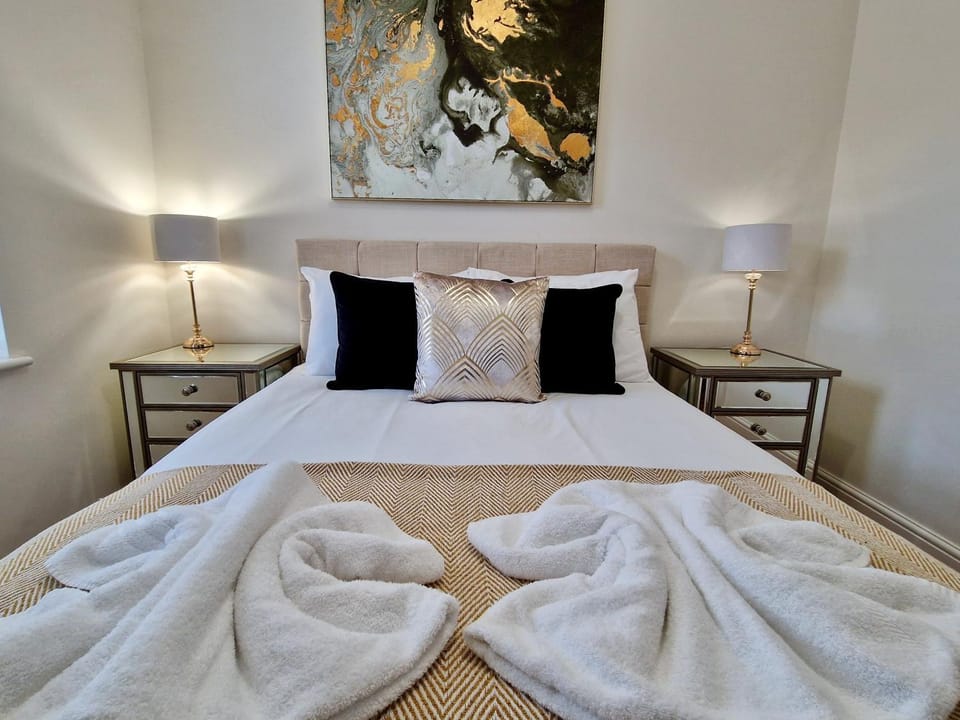 Chic Luxury Serviced Apartment next to City Centre with Free Parking - Contractors & Relocators Apartment in Coventry
