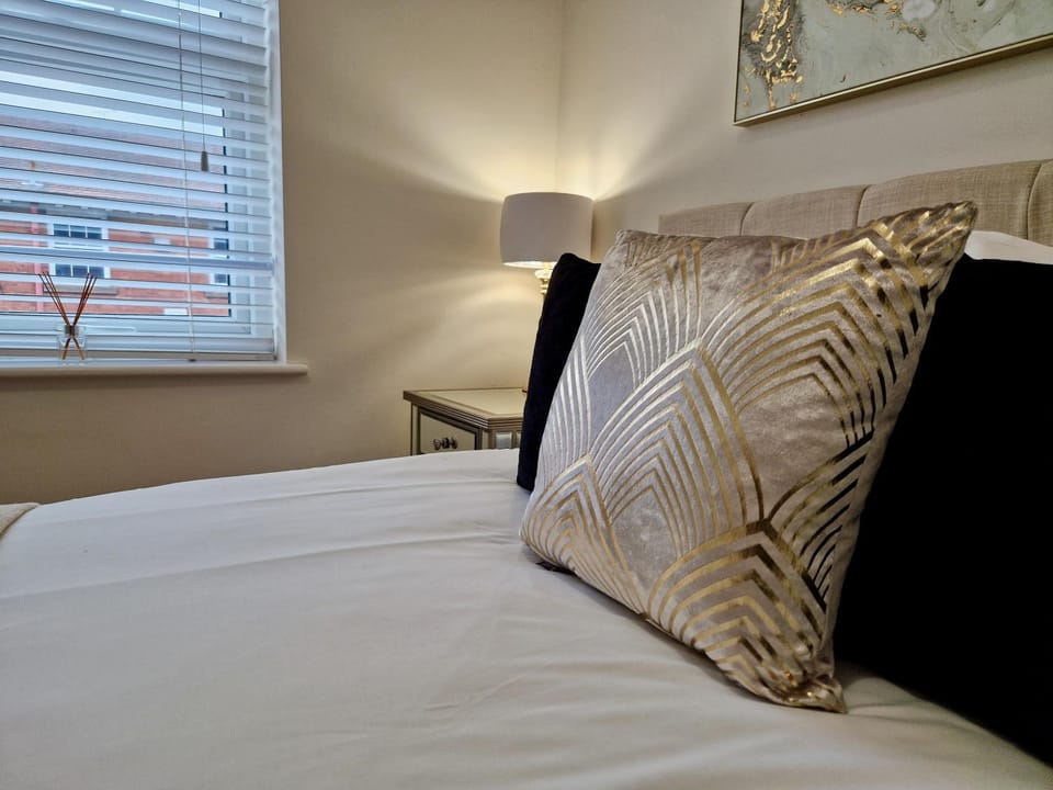 Chic Luxury Serviced Apartment next to City Centre with Free Parking - Contractors & Relocators Apartment in Coventry