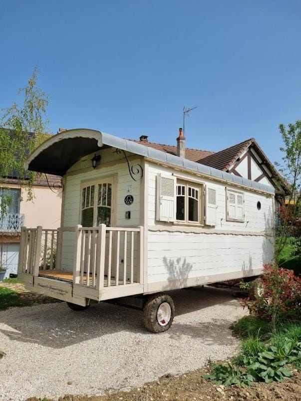 Villa Rose La Belle Roulotte Luxury tent in Bourgogne-Franche-Comté