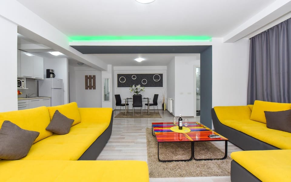 Coffee/tea facilities, Kitchen or kitchenette, Living room, Seating area, Dining area