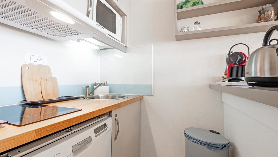 Coffee/tea facilities, stove, kitchen