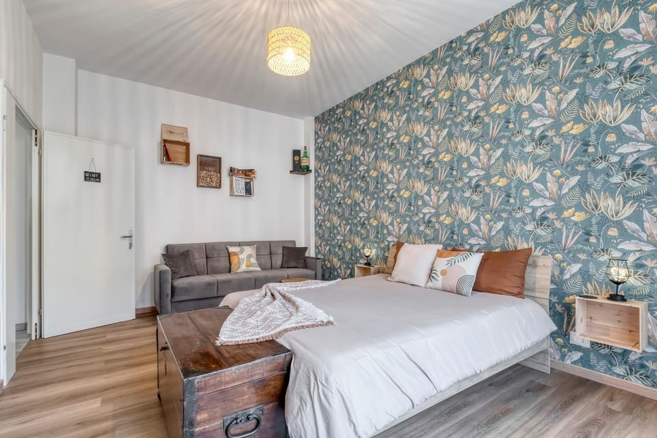 Photo of the whole room, Bedroom