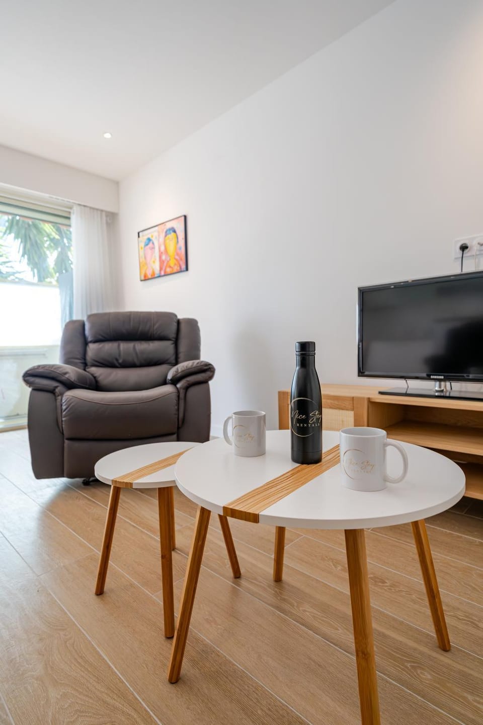 TV and multimedia, Coffee/tea facilities, Living room, Seating area, Dining area