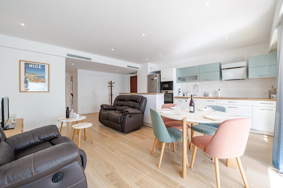 Kitchen or kitchenette, Living room, Seating area, Dining area, minibar, pet friendly