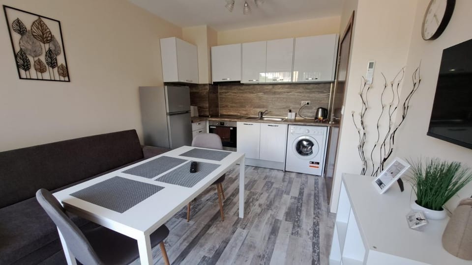 Kitchen or kitchenette, Living room, Seating area, Dining area, oven, pet friendly, stove