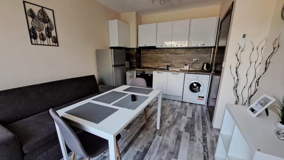 Kitchen or kitchenette, Living room, Seating area, Dining area, oven, pet friendly, stove, washing machine