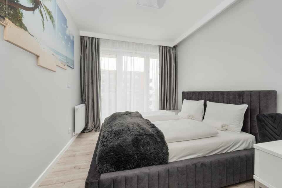 Bed, Photo of the whole room, Seating area, Bedroom