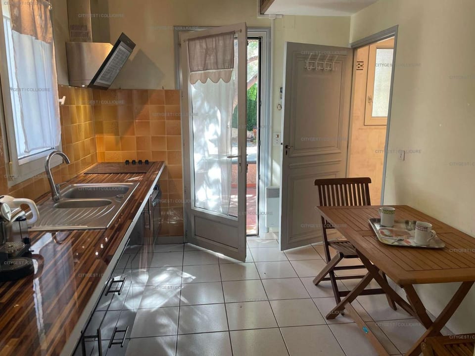 Kitchen or kitchenette, Dining area, stove