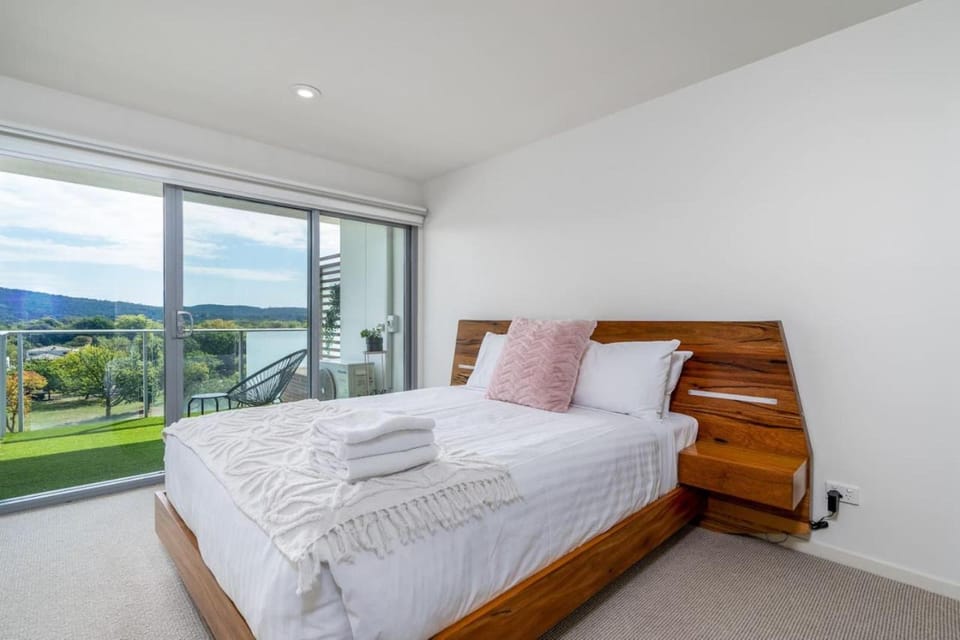 Bedroom, Mountain view