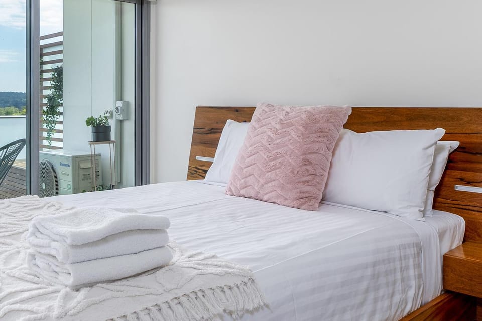 Bed, Photo of the whole room, Bedroom, towels