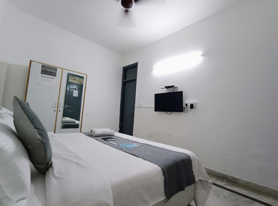 Bed, TV and multimedia, Photo of the whole room, Bedroom