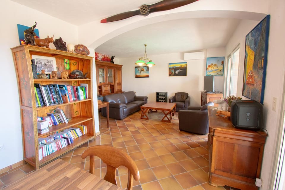 Living room, Seating area