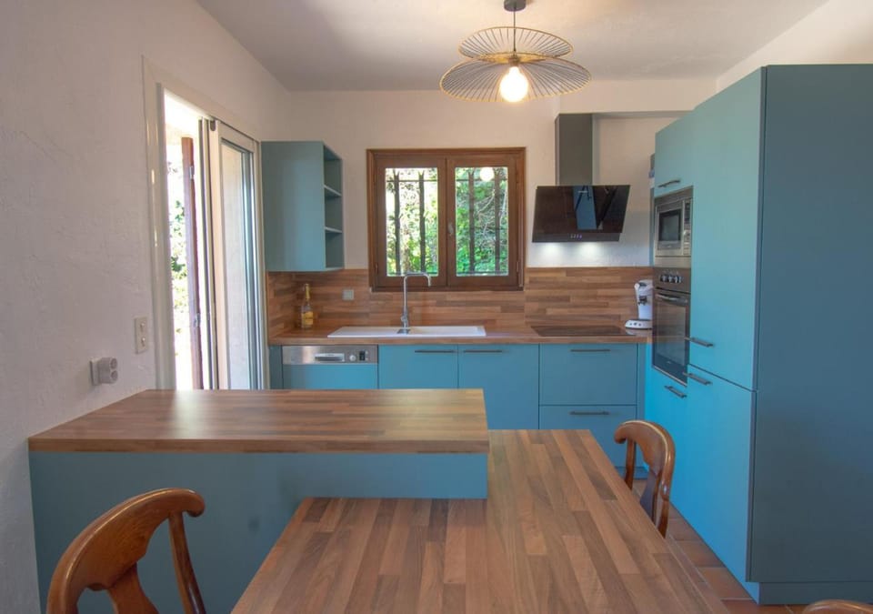 Kitchen or kitchenette, Dining area, minibar, pet friendly, stove