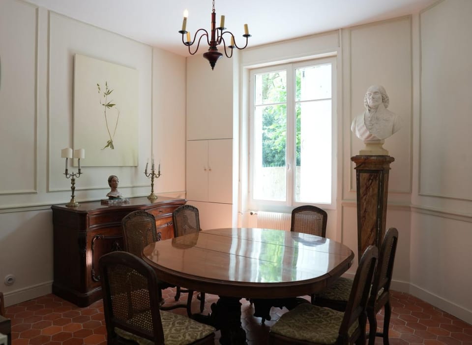 Seating area, Dining area