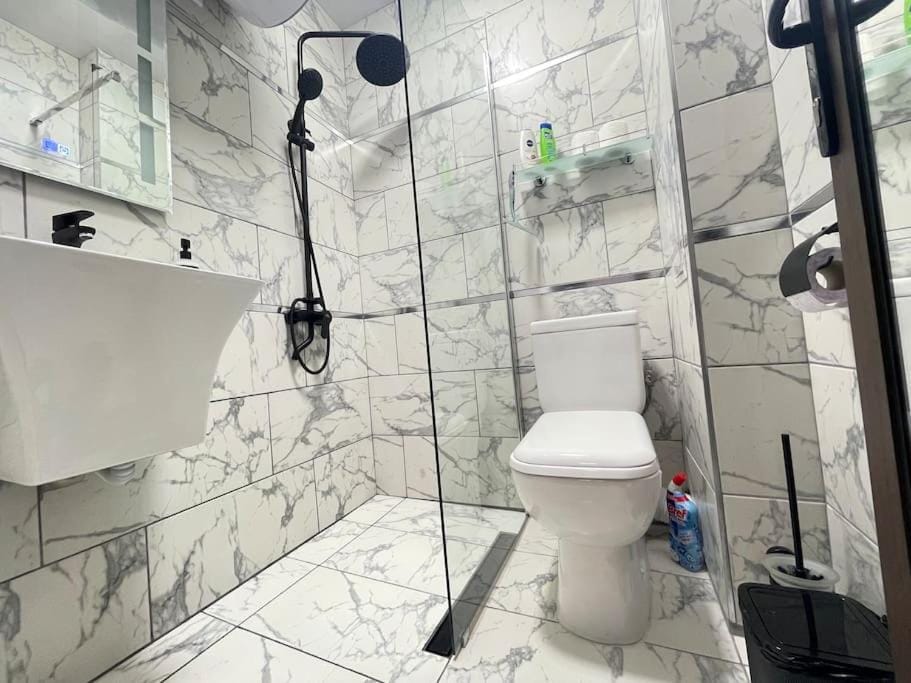Toilet, Bathroom, towels