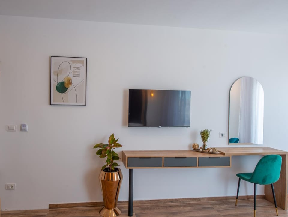 Communal lounge/ TV room, TV and multimedia, Dining area, hair dresser