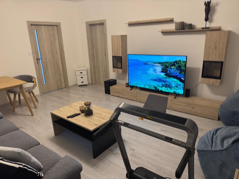 Communal lounge/ TV room, TV and multimedia, Living room, Seating area
