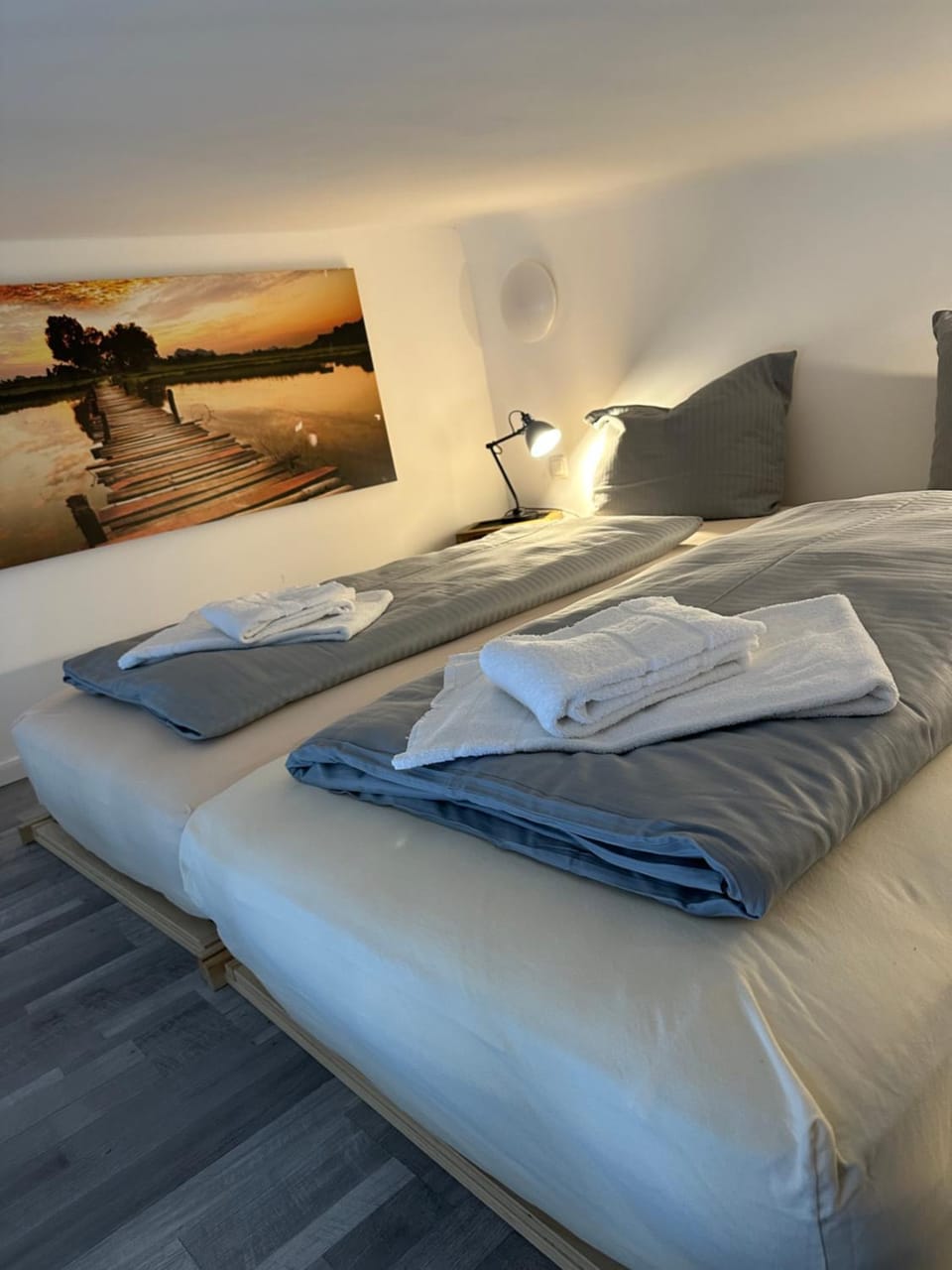 Bed, towels