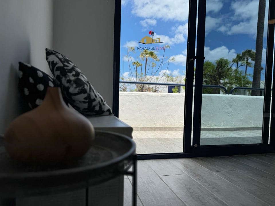 View (from property/room), Balcony/Terrace, Living room