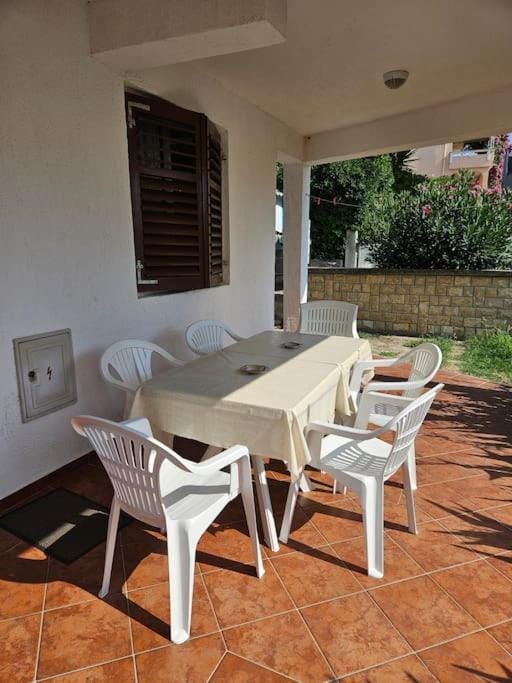 Patio, Day, Dining area