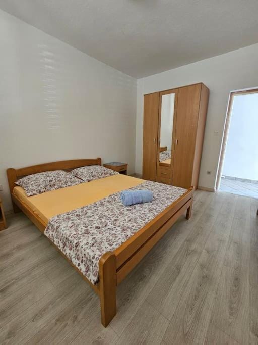 Bed, Photo of the whole room, Bedroom, towels, wardrobe