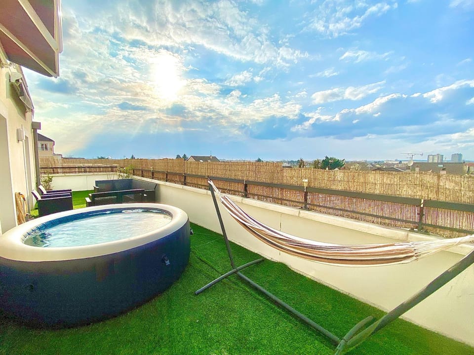 Patio, Day, Natural landscape, Hot Tub, Balcony/Terrace, sunbed