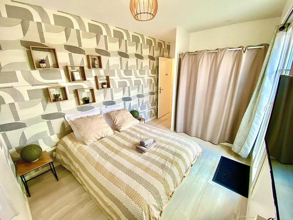 Bed, Photo of the whole room, Bedroom