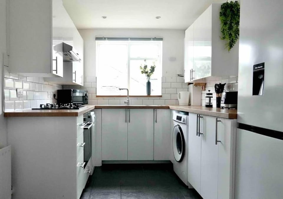 Coffee/tea facilities, Kitchen or kitchenette, dishwasher, oven, stove, washing machine