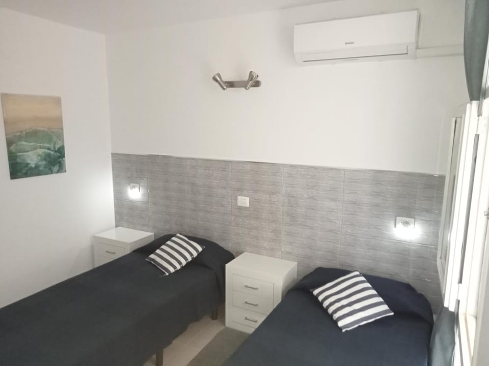 Bedroom, air conditioner