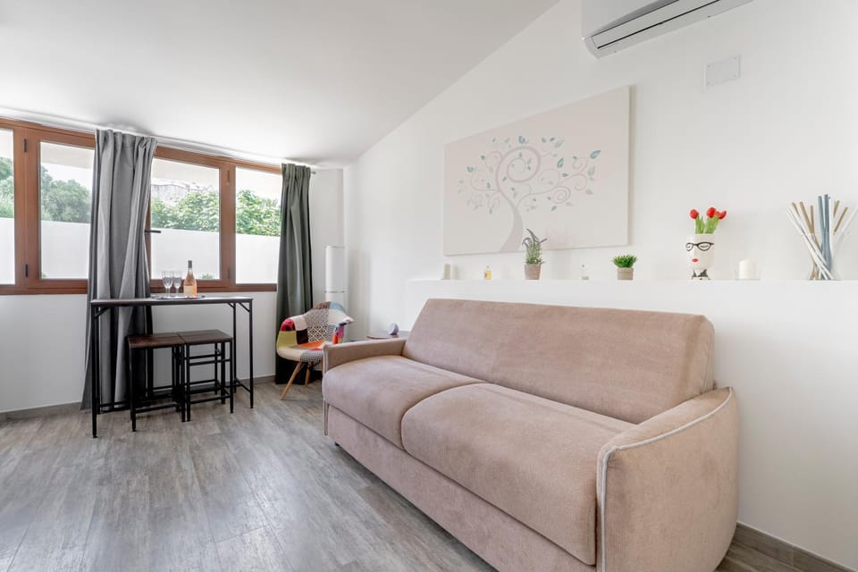Living room, Seating area, Dining area, air conditioner