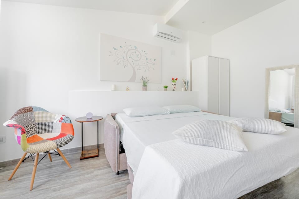 Bed, Living room, Photo of the whole room, Seating area, Bedroom, air conditioner