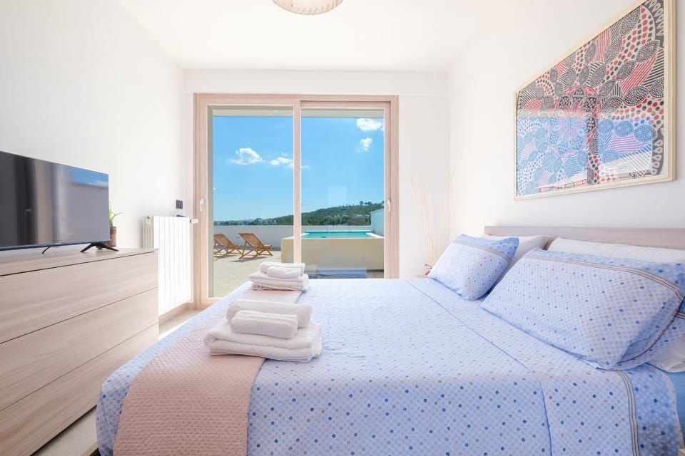 Bed, Natural landscape, TV and multimedia, Photo of the whole room, Bedroom, towels