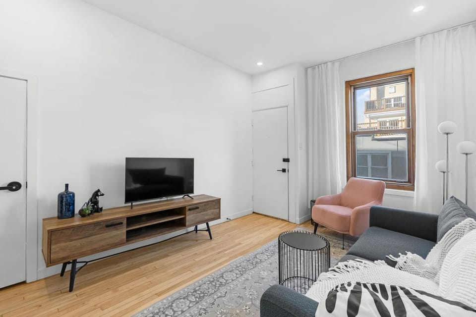 Communal lounge/ TV room, TV and multimedia, Living room, Seating area