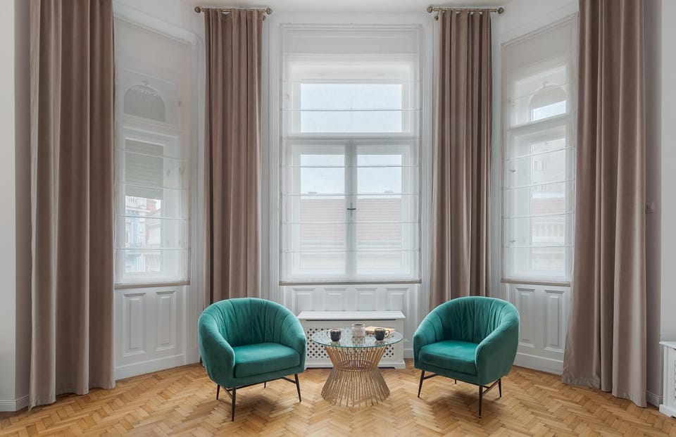 Seating area, Bedroom, City view