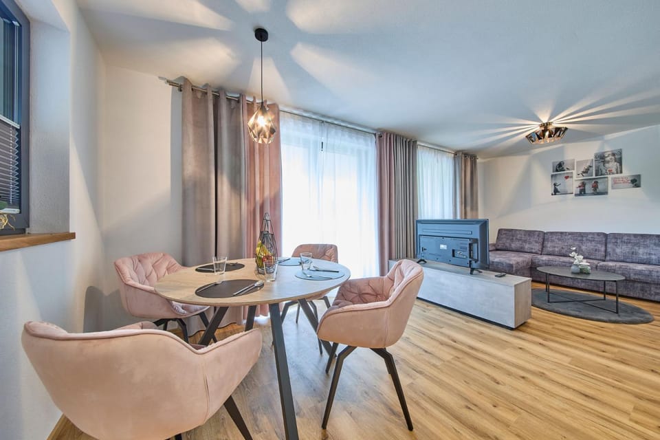 TV and multimedia, Living room, Seating area, Dining area